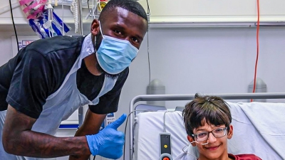 Κύριος ο Ρίντιγκερ, επισκέφτηκε νοσοκομείο στο Λονδίνο και μοίρασε δώρα στα παιδιά!