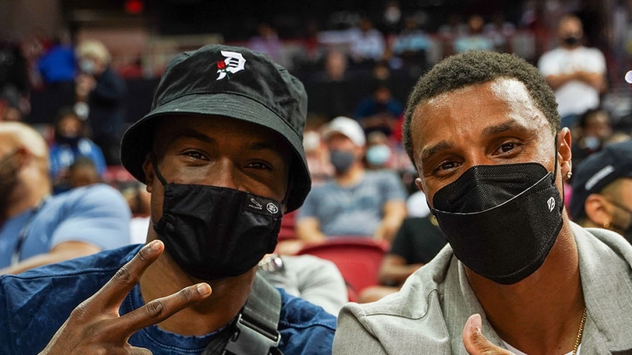 «Παρών» και στη Summer League ο Θανάσης Αντετοκούνμπο - παρακολουθεί τον Καλαϊτζάκη