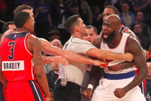 Κουίνσι Έισι: Ή αλλιώς «δεν μπλέκεις»! (video)