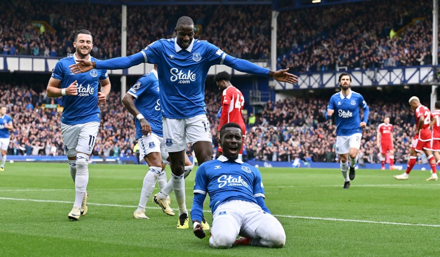 Έβερτον – Νότιγχαμ Φόρεστ 2-0: Με δύο «σουτάρες» παραμονής, τα «ζαχαρωτά»… μένουν εδώ! (video)