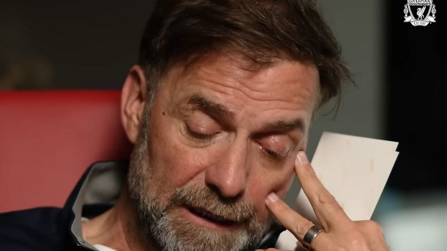 Ο Κλοπ «λύγισε» ξανά: Με δάκρυα στα μάτια, διαβάζει γράμματα των φίλων της Λίβερπουλ! (video)