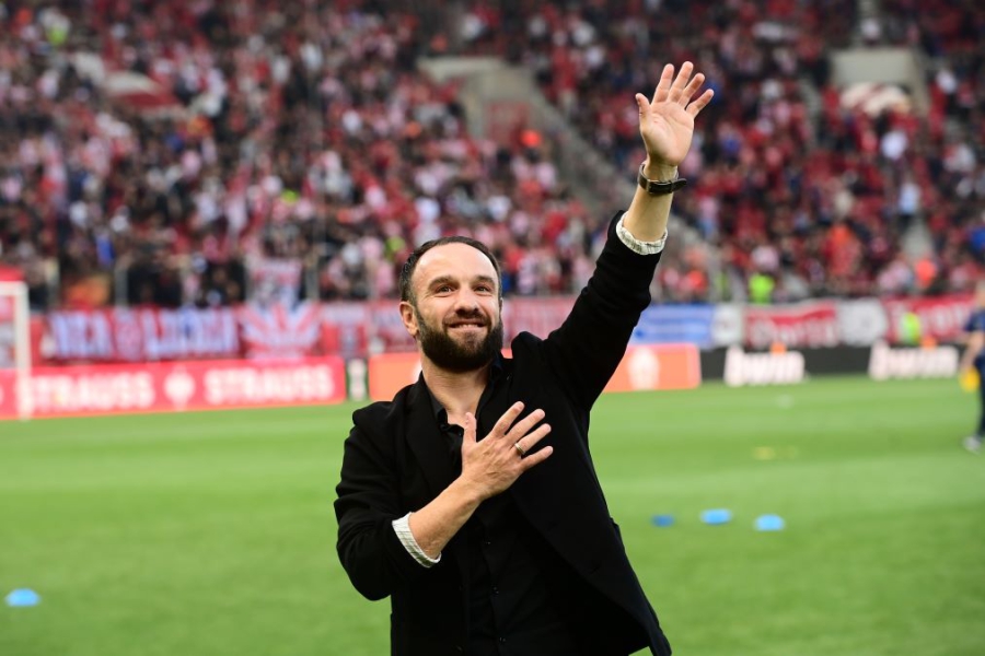 Η αποθέωση ενός… Θρύλου: Το Γεώργιος Καραϊσκάκης στο «πόδι» για τον Ματιέ Βαλμπουενά (video)