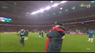 Η πιο γλυκιά στιγμή: Ο Τσιμίκας «σημάδεψε» άλλον έναν τίτλο και ο Κλοπ τον… σηκώνει στον αέρα! (video)