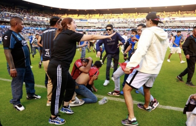 Θλιβερά επεισόδια στο Μεξικό: Χαμός εντός αγωνιστικού χώρου μεταξύ οπαδών της Κερετάρο και του Άτλας! (video)