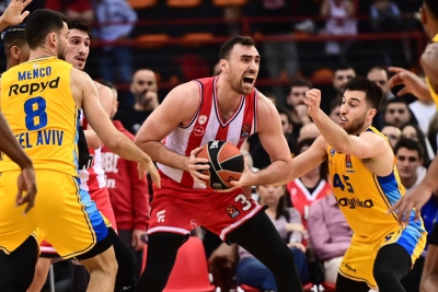 Ο Μιλουτίνοφ το πήρε… προσωπικά κι έκανε ρεκόρ καριέρας στα ριμπάουντ!