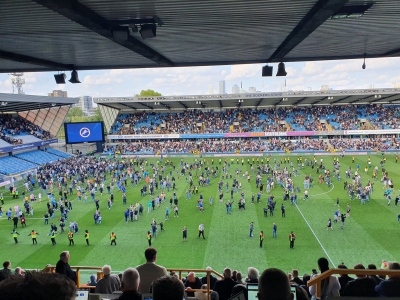 Απίστευτη εικόνα στη Championship: Σεκιούριτι… αφήνουν τους οπαδούς της Μίλγουολ να μπουν στο γήπεδο!