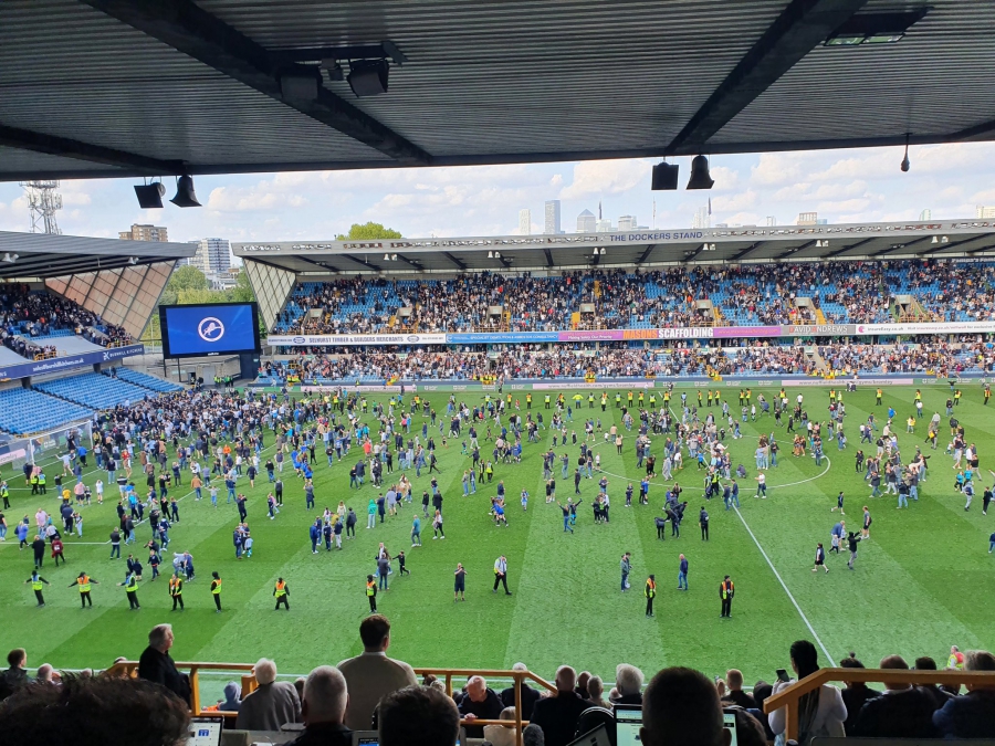 Απίστευτη εικόνα στη Championship: Σεκιούριτι… αφήνουν τους οπαδούς της Μίλγουολ να μπουν στο γήπεδο!