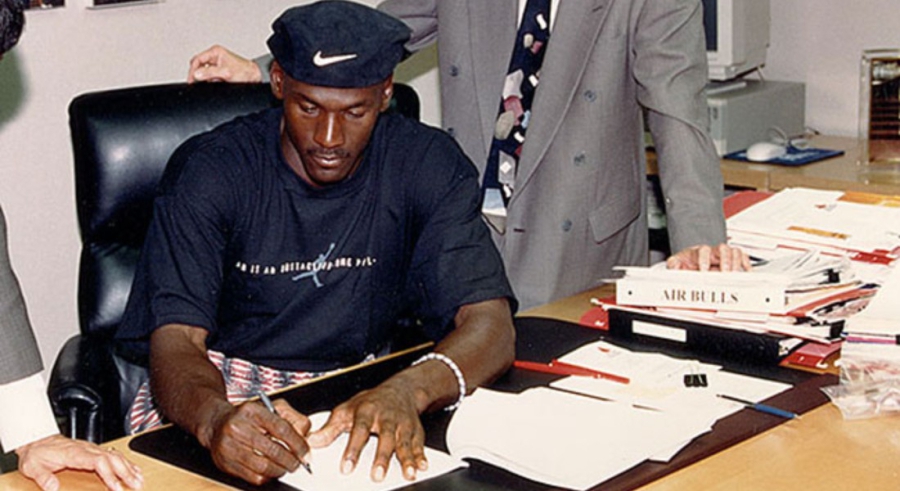 Μία υπογραφή του Τζόρνταν που είχε... κοστίσει 30.1 εκατ. δολάρια στους Μπουλς!
