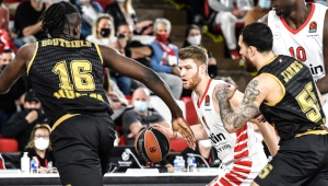 «Αιχμάλωτος» του Τζέιμς ο Ολυμπιακός, σε κίνδυνο η τετράδα μετά την ήττα με 92-72 από τη Μονακό (video)