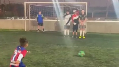 Απίστευτος πιτσιρικάς: Εκτέλεσε «τηλεκατευθυνόμενο» φάουλ με φανέλα της Μπαρτσελόνα και πανηγύρισε αλά... Κριστιάνο!