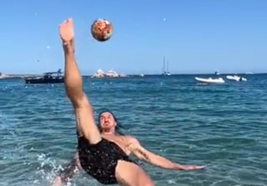 Ψαλιδάκια στην παραλία κάνει ο Ζλάταν Ιμπραΐμοβιτς στον ελεύθερο του χρόνο (video)