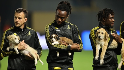 Άρης – Λαμία: Είσοδος στο γήπεδο με… κουταβάκια στις αγκαλιές των «κίτρινων»!