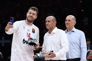 Ολυμπιακός - Μονακό: Η selfie του MVP Βεζένκοφ με τους Αγγελόπουλους!