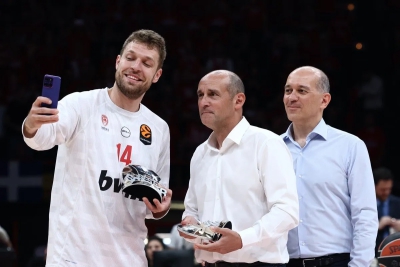 Ολυμπιακός - Μονακό: Η selfie του MVP Βεζένκοφ με τους Αγγελόπουλους!