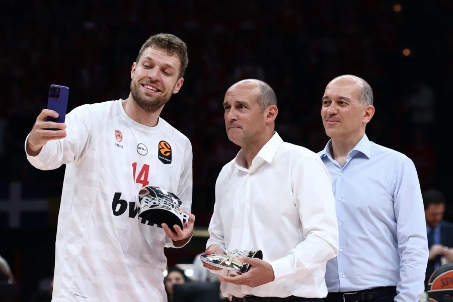 Ολυμπιακός - Μονακό: Η selfie του MVP Βεζένκοφ με τους Αγγελόπουλους!