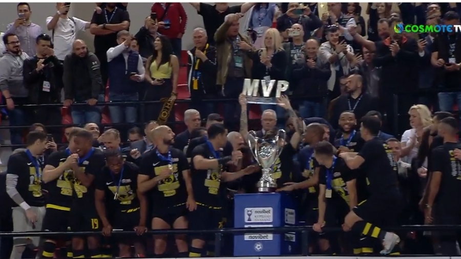 Απίστευτος Λάζαρος Ρότα - «Αυτοσαρκάστηκε» παίρνοντας το βραβείο του MVP από τον Μουκουντί! (video)