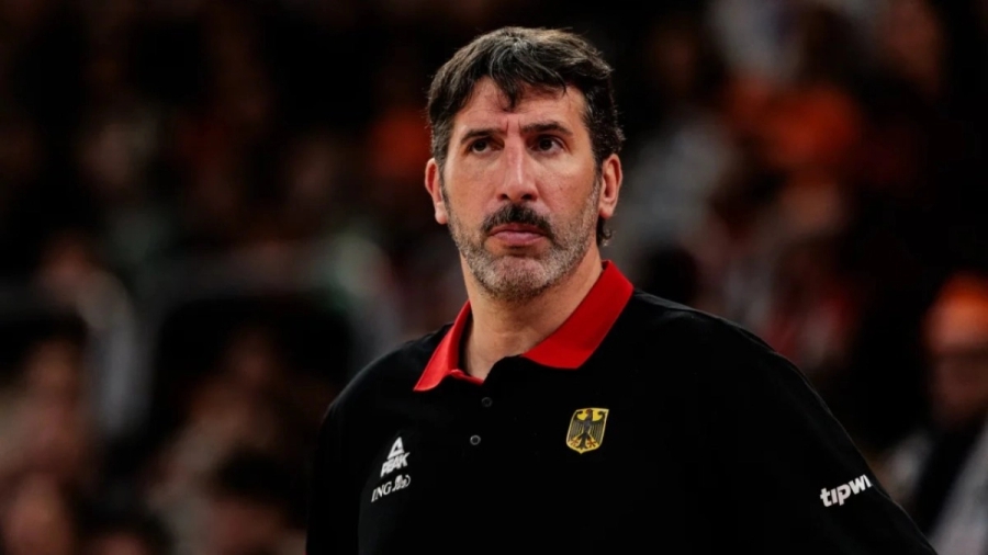 Eurobasket 2025: Ο Μουμπρού επιστρέφει στον πάγκο της Γερμανίας για τα νοκ άουτ!