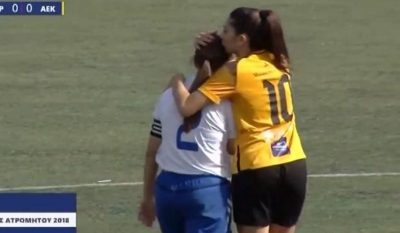 Ο αθλητισμός όπως πρέπει να είναι: Παίκτριες της ΑΕΚ, παρηγόρησαν αντίπαλό τους, που δέχτηκε κόκκινη! (video)