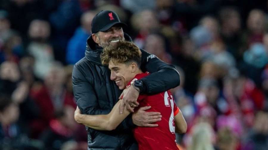 Λίβερπουλ: Η στοργική αγκαλιά Τσιμίκα – Κλοπ μετά τη νίκη!