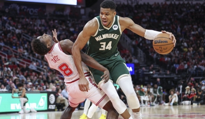 Ο συγκλονιστικός Giannis «έπιασε» τον Αμπντούλ Τζαμπάρ, αλλά οι Μπακς ηττήθηκαν από τους Ρόκετς