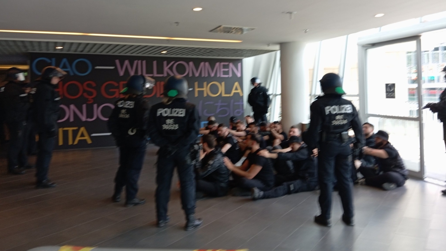 Τo BN Sports στο Βερολίνο: Υπό κράτηση οι οπαδοί της Φενέρμπαχτσε μέσα στο γήπεδο, μετά το «ντου» σε αυτούς του Παναθηναϊκού! (video)