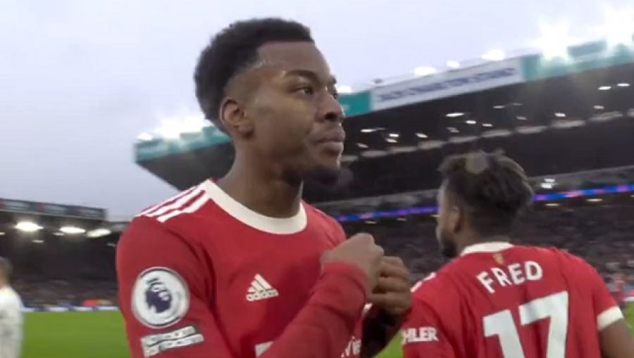 Μετά το χτύπημα με το κέρμα, ο Ελάνγκα έμεινε να δείχνει το σήμα της Γιουνάιτεντ και να κοιτάζει με ύφος τους οπαδούς της Λιντς (video)