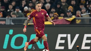 Αποδοκιμάστηκε ο Τσιμίκας από τους οπαδούς της Ρόμα - Ο Έλληνας μπακ μπερδεύτηκε και φόρεσε λάθος φανέλα!