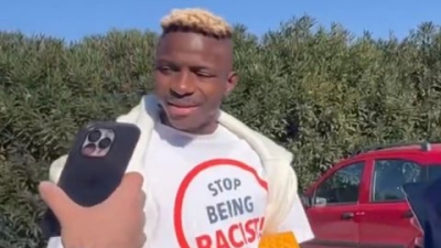 To μπλουζάκι του Βίκτορ Όσιμεν και το ηχυρό μήνυμα κατά του ρατσισμού (video)