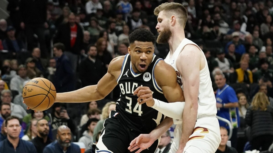 Με το… μυαλό στον Ρίβερς οι Μπακς, ο Αντετοκούνμπο «άγγιξε» το triple-double, αλλά δεν αρκούσε (video)