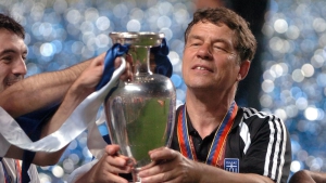 Χρόνια πολλά «Βασιλιά» Ότο Ρεχάγκελ: Ο Γερμανός που μας χάρισε το EURO 2004 και έγινε ο 13ος Έλληνας… Θεός (video)