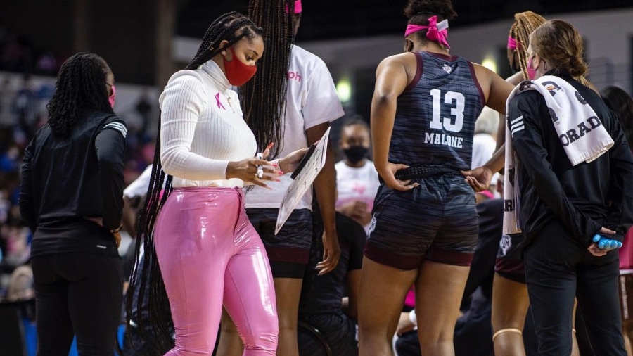 Η Σίντνεϊ Κάρτερ αγαπάει το μπάσκετ όσο τη γυναικεία της πλευρά και κάποιους τους πειράζει