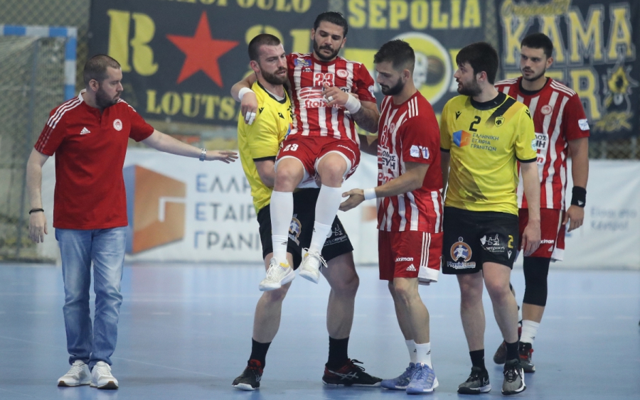 ΑΕΚ - Ολυμπιακός: Συγκινητική στιγμή στον 3ο τελικό, ο Αλμέιδα κουβάλησε… ιπποτικά τον Δομπρή που τραυματίστηκε! (video)