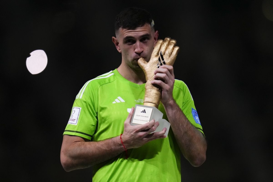 Αργεντινή: Ο Εμιλιάνο Μαρτίνες έκανε τατουάζ το τρόπαιο στο... πλέον αγαπημένο σημείο του σώματός του!