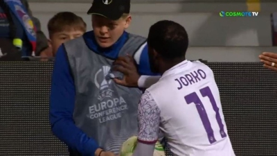 Ρεσιτάλ αντιαθλητικότητας: Ο Ικονέ τα «έβαλε» με ball boy και δέχτηκε κίτρινη κάρτα (video)!