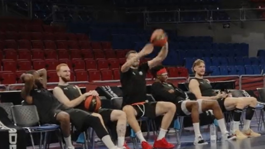 Ο Ρογκαβόπουλος το… έσταξε καθισμένος από τον πάγκο! (video)