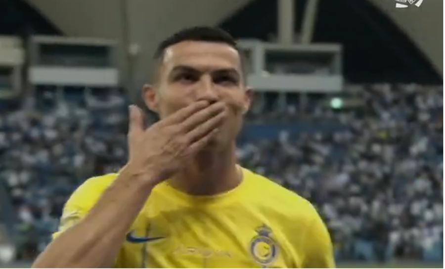 Τα… φιλάκια του Ρονάλντο στους οπαδούς που φώναζαν «Μέσι, Μέσι»! (video)