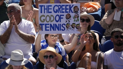 «Ο Έλληνας Θεός του τένις»: Το εκπληκτικό πλακάτ υποστηρίκτριας του Στέφανου Τσιτσιπά!