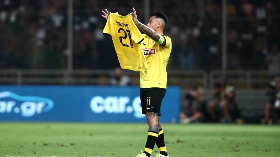 ΑΕΚ: O Αραούχο με γκολάρα έδωσε σύνθημα ανατροπής και φίλησε φανέλα με το «21» και το όνομα του Μιχάλη (vid)