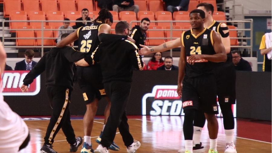 Πανιώνιος – ΑΕΚ: Γύρισε το πόδι του ο Μίτσελ – Αποχώρησε υποβασταζόμενος! (vid)