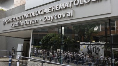 Πελέ: Δεκάδες φίλοι της Σάντος έξω από το νοσοκομείο που νοσηλεύεται!