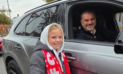 O Ποστέκογλου παρά το «διαζύγιο» βρήκε χρόνο για μία μικρή φίλη της Νότιγχαμ Φόρεστ!