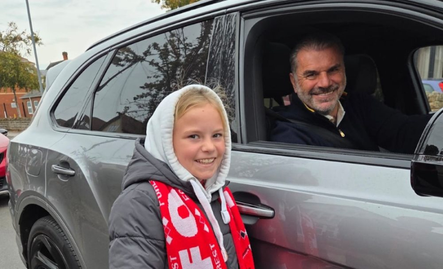 O Ποστέκογλου παρά το «διαζύγιο» βρήκε χρόνο για μία μικρή φίλη της Νότιγχαμ Φόρεστ!