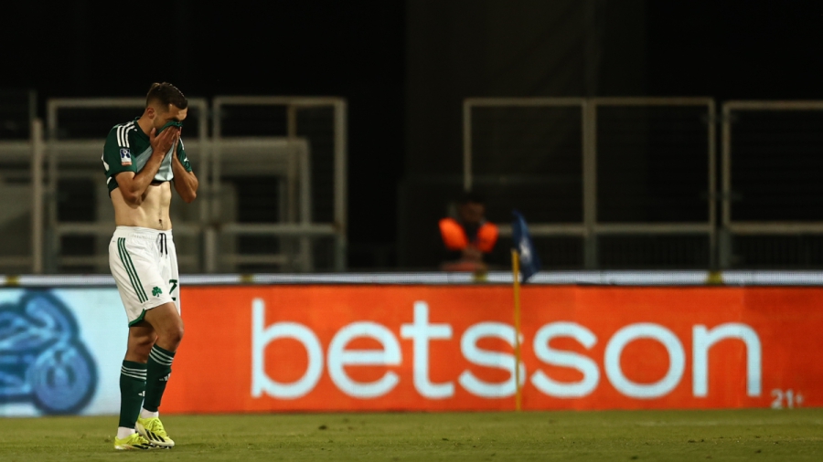 Με δέκα ο Παναθηναϊκός – Αποβλήθηκε με δεύτερη κίτρινη ο Κώτσιρας (video)