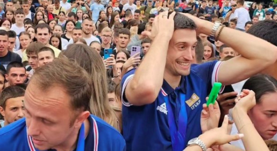 Υποδοχή... ήρωα του Αλέξα Αβράμοβιτς στο Τσάτσακ (video)