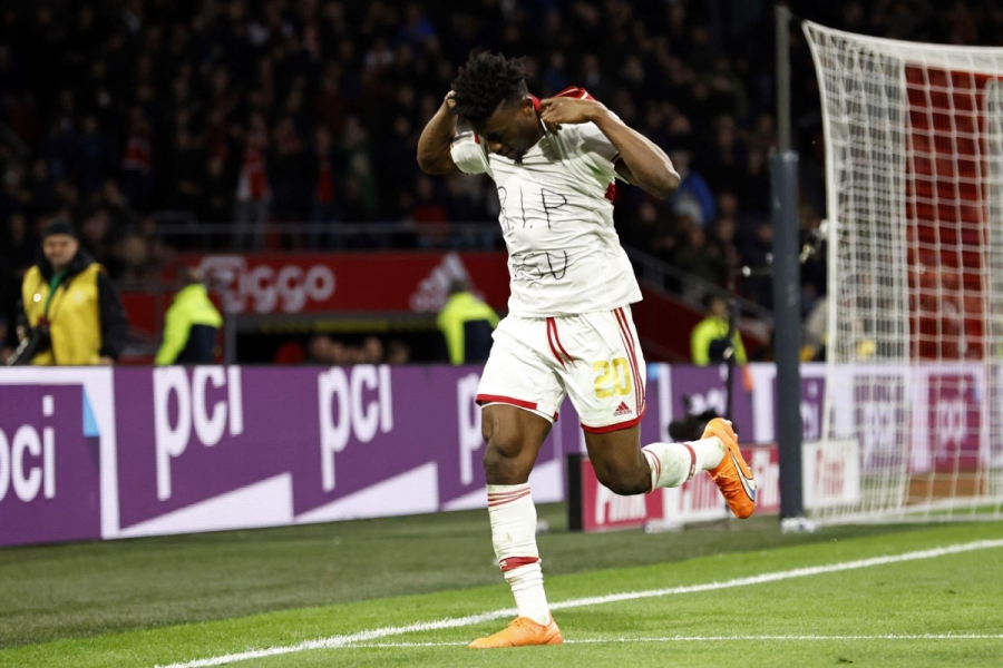 «Στιγμή μεγαλύτερη από το ποδόσφαιρο»: Ο Κούντους έβγαλε τη φανέλα του για να τιμήσει τον Ατσού, αλλά δεν τιμωρήθηκε με κάρτα όπως ο Κανός!