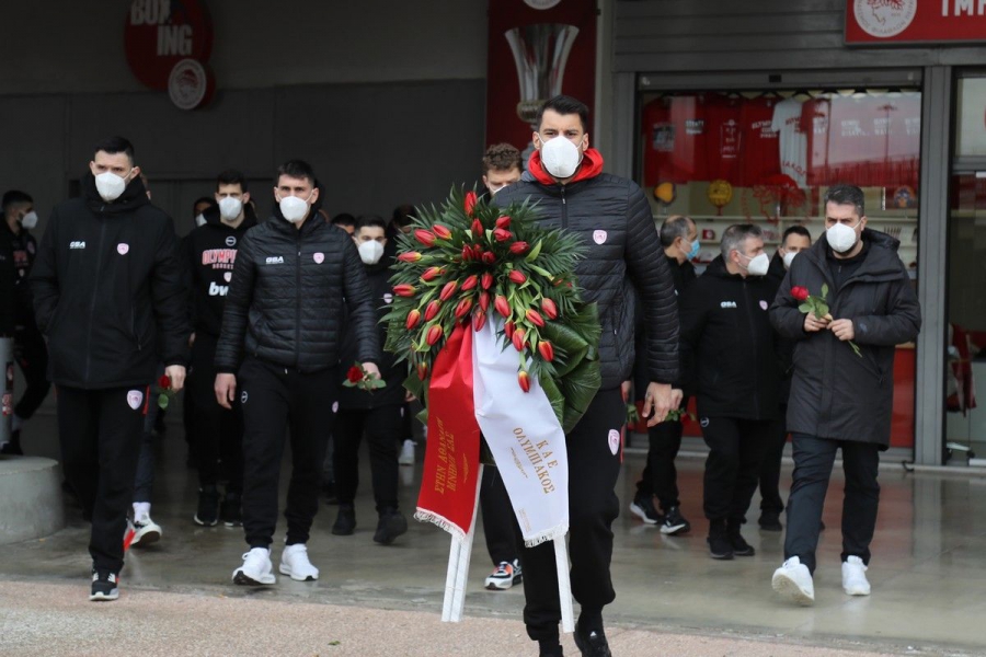 Ολυμπιακός: Η ομάδα μπάσκετ στο μνημείο των θυμάτων της Θύρας 7