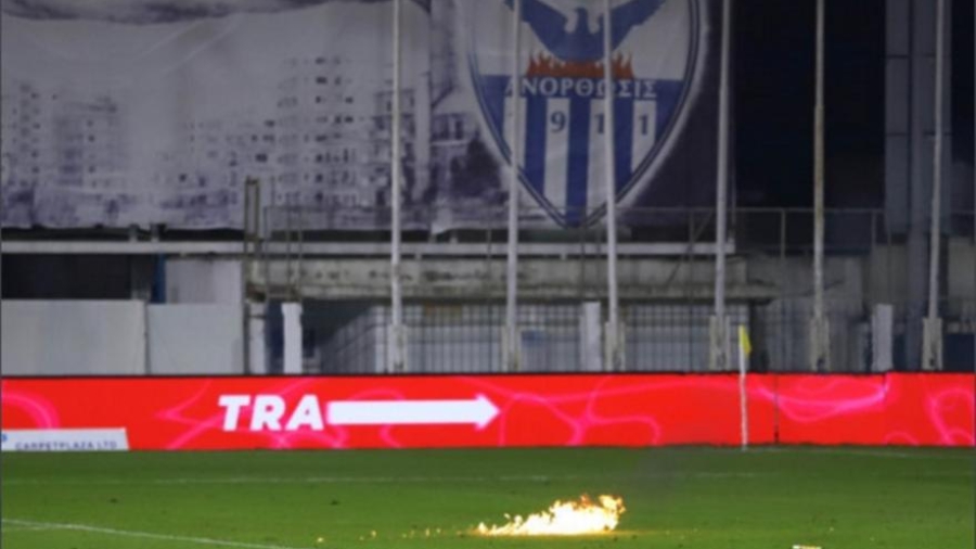 Χάος με κροτίδες και καπνογόνα στην Κύπρο: Οριστική διακοπή σε ματς της Ανόρθωσης (pics)