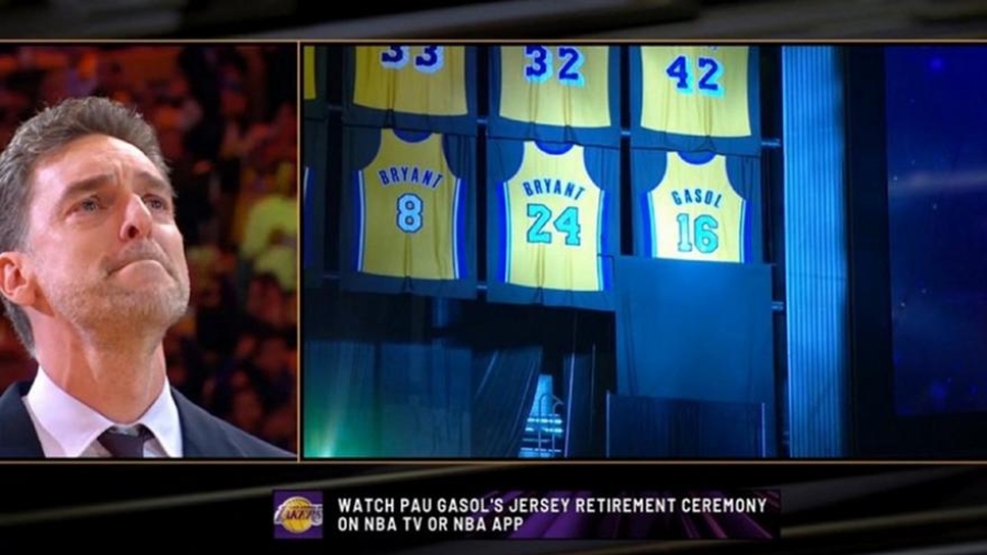 Συγκίνηση στο Λος Άντζελες: Οι Λέικερς απέσυραν τη φανέλα του Πάου Γκασόλ δίπλα σε αυτήν του Κόμπι! (video)