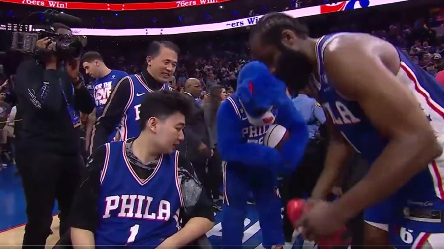 Συγκινητικός Χάρντεν: Υπέγραψε τα παπούτσια του και τα χάρισε σε επιζώντα του μακελειού στο Μίσιγκαν!