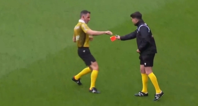 Το είδαμε κι αυτό: Διατητής ξέχασε τις... κάρτες σε αγώνα στην Ισπανία! (video)